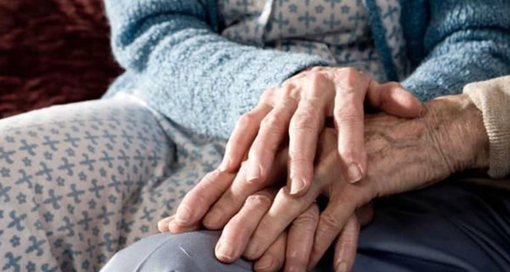 Calci e spinte agli anziani genitori, in manette figlio violento