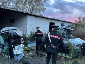 Il capannone dove si cannibalizzano auto e furgoni rubati per rivendere i pezzi al mercato nero