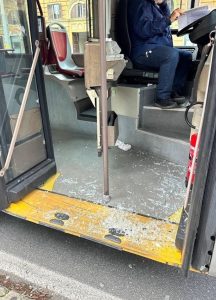 Doppia sassaiola contro un bus: distrutti i vetri della porta centrale