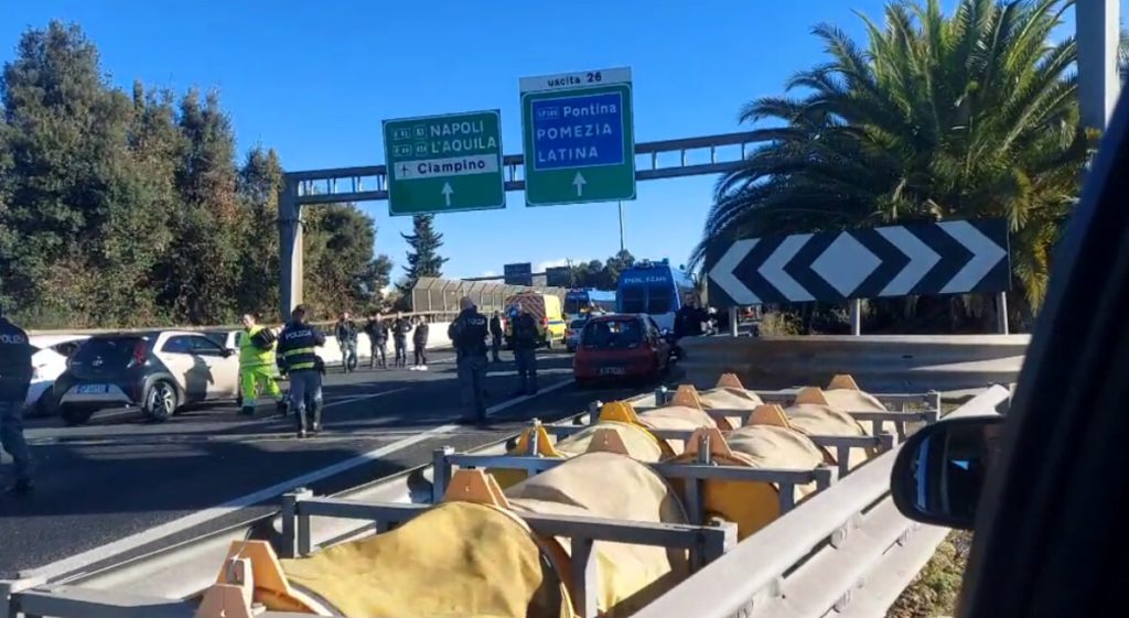 Auto in fiamme sul raccordo: rallentamenti tra Roma Fiumicino e via del Mare