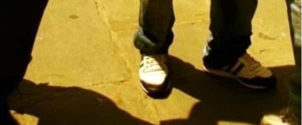 Ragazzo di 16 anni accoltellato al petto durante una maxi rissa fuori dal ristorante