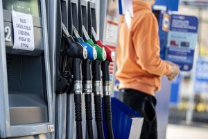 Fa benzina al distributore, un uomo apre l'auto e gli ruba lo smartphone