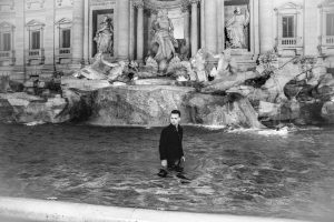 Il bagno di "Berlino" nella fontana di Trevi per il lancio della nuova serie Netflix