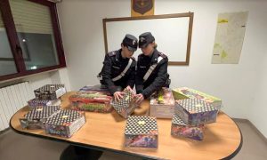 Vende fuochi d'artificio illegali in casa, il salone trasformato in un bazar