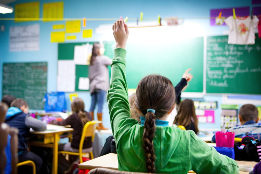 Stipendi da 68 euro, mattinate a Termini ad aspettare un lavoro. Il "nuovo caporalato" è nelle scuole dei nostri figli