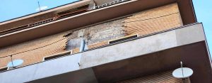 Cadono mattoni dalla facciata del palazzo: danneggiate due auto in sosta