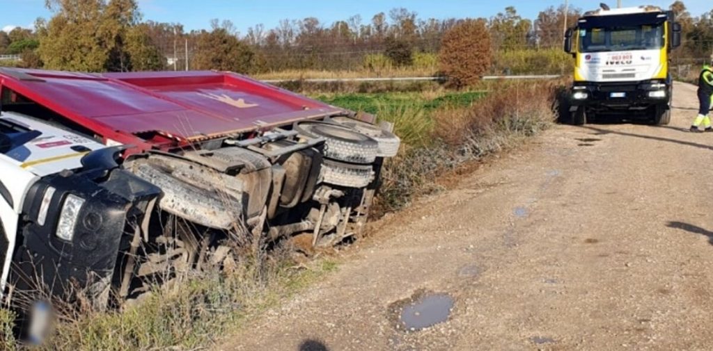 Perde il controllo del camion Ama e si ribalta su un fianco