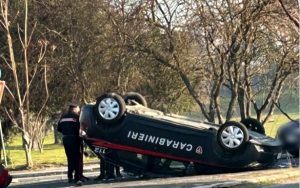 Auto dei carabinieri si ribalta dopo uno scontro: due militari feriti