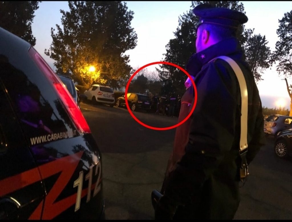 Labaro, armato di taglierino tenta rapina nel negozio: i clienti lo fanno arrestare