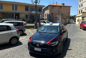 Accoltellato al torace dopo una lite al bar: in manette padre e figlio