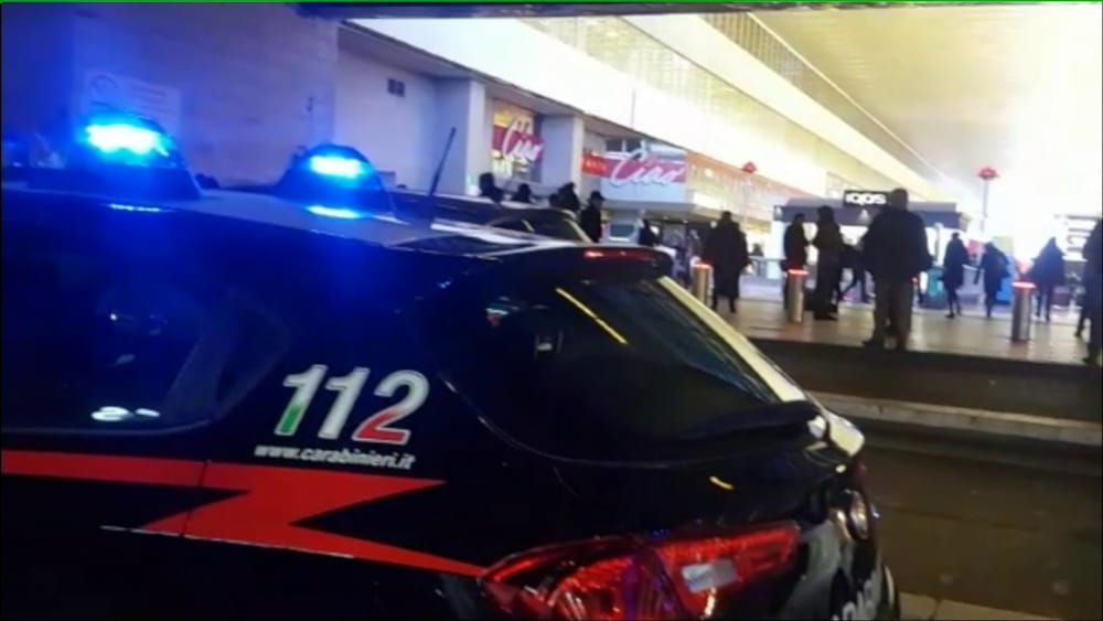 Ruba in un supermercato e tenta la fuga. Fermato senza dimora