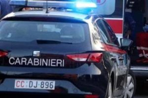 Ladri sull'ambulanza vengono scoperti dal soccorritore e lo colpiscono a calci e pugni