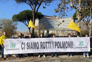 È sempre più allarme smog a Roma. Blitz in regione: "Ci siamo rotti i polmoni"