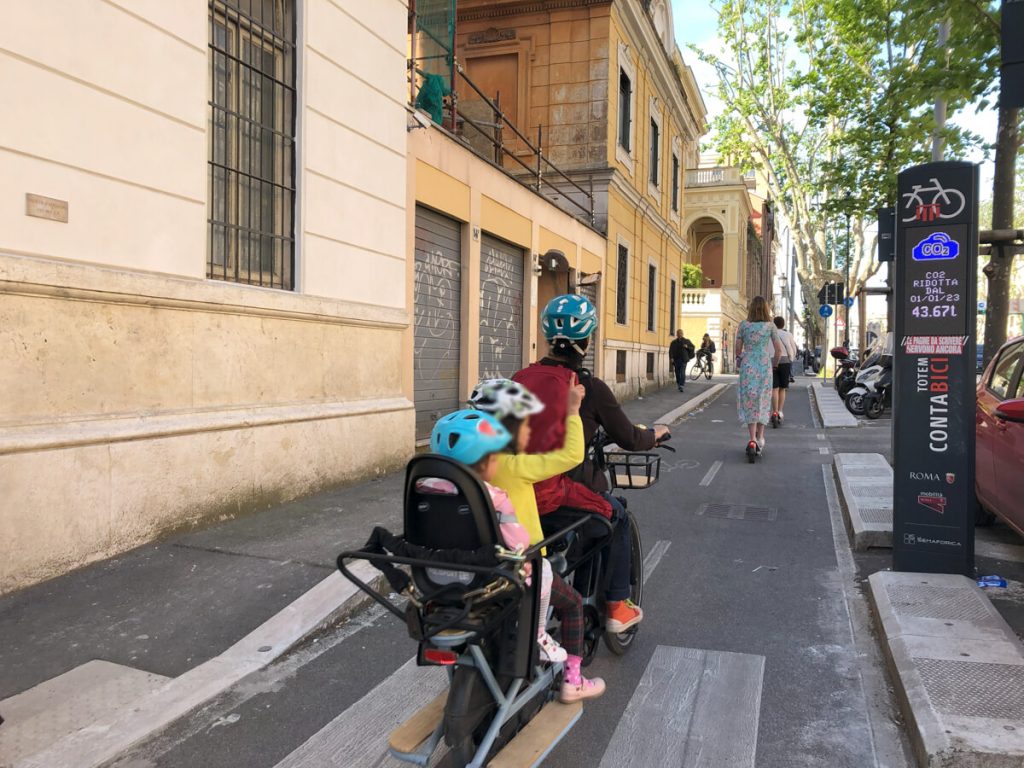 Inquinamento a Roma, i dati Arpa preoccupano. Il Comune: "Usate i mezzi o la bici, limitare uso auto private"