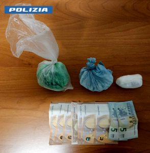 Fornitore lascia 74 dosi di cocaina sul muretto, pusher le ritira e trova la polizia