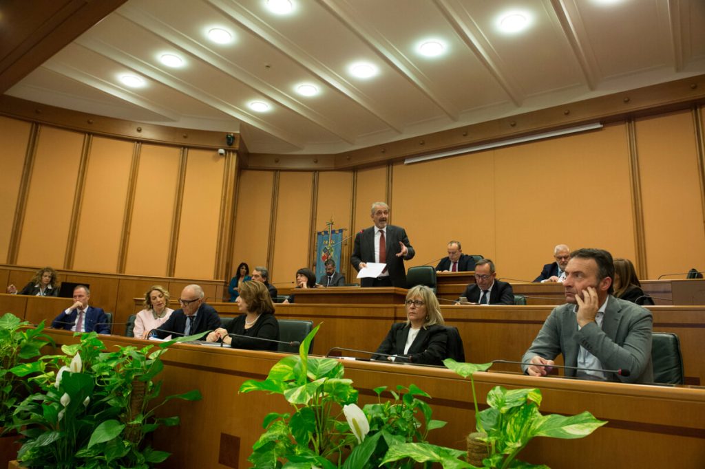 “Rocca incendiario”: l’approvazione del bilancio regionale infiamma l’aula