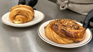 Come si fanno i croissant salati? A Roma un bravo pasticciere ci risponde nel video
