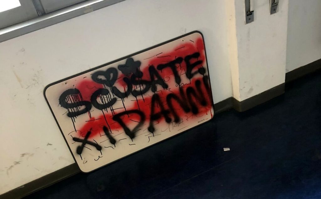 L’occupazione dura un giorno, studenti in fuga dalle finestre
