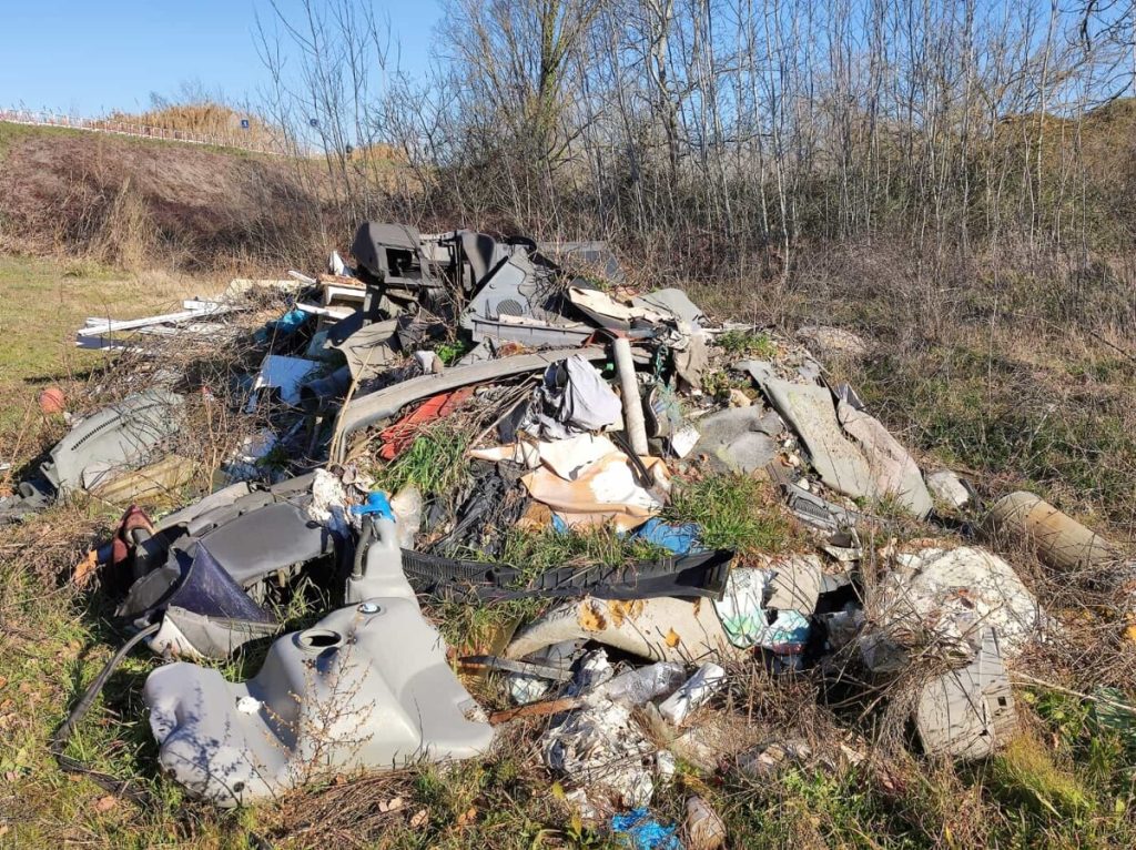 La maxi discarica nel terreno del vecchio campo rom. Rimosse 700 tonnellate di rifiuti