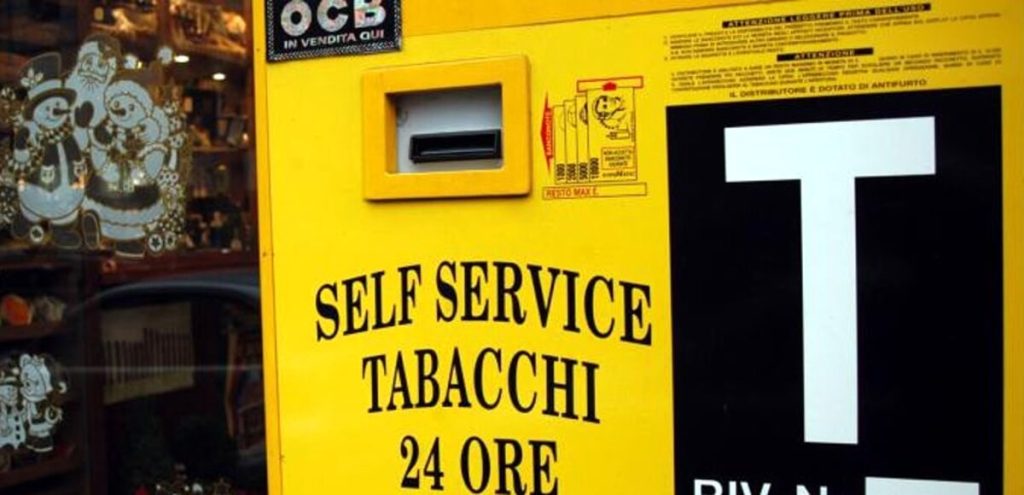 Esplosione in tabaccheria: ladri scappano con i soldi del distributore di sigarette