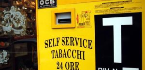 Esplosione in tabaccheria: ladri scappano con i soldi del distributore di sigarette
