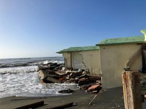 Il mare di Roma sta inghiottendo gli stabilimenti di Ostia: “Preoccupa il silenzio dell’amministrazione”
