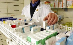 Rapina a mano armata in farmacia: 64enne incastrato dagli abiti usati durante il colpo