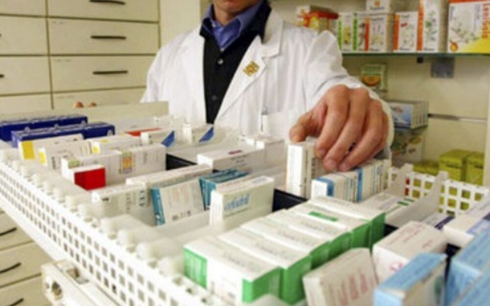 Rapina a mano armata in farmacia: 64enne incastrato dagli abiti usati durante il colpo