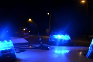 Ruba un pacco da un'auto ma fa scattare l'allarme. Fermato 24enne