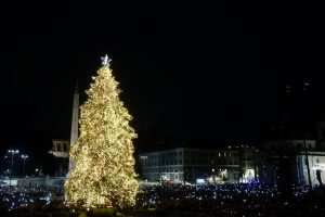 Si accende l'albero di Roma: il Natale trasloca a piazza del Popolo