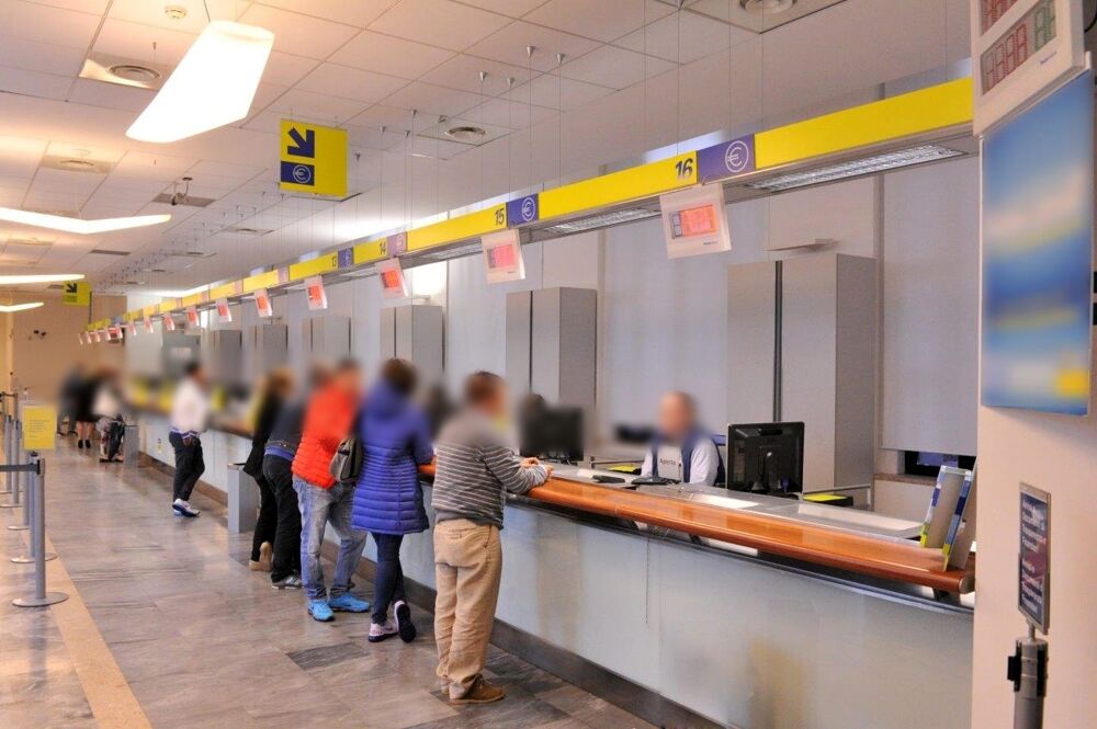 Alle Poste con il nipote per riscuotere il buono della sorella morta