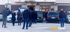 Morto soffocato da un giocattolo, una bara bianca e lacrime per l'addio al piccolo Gabriel. "Vicini ai genitori"