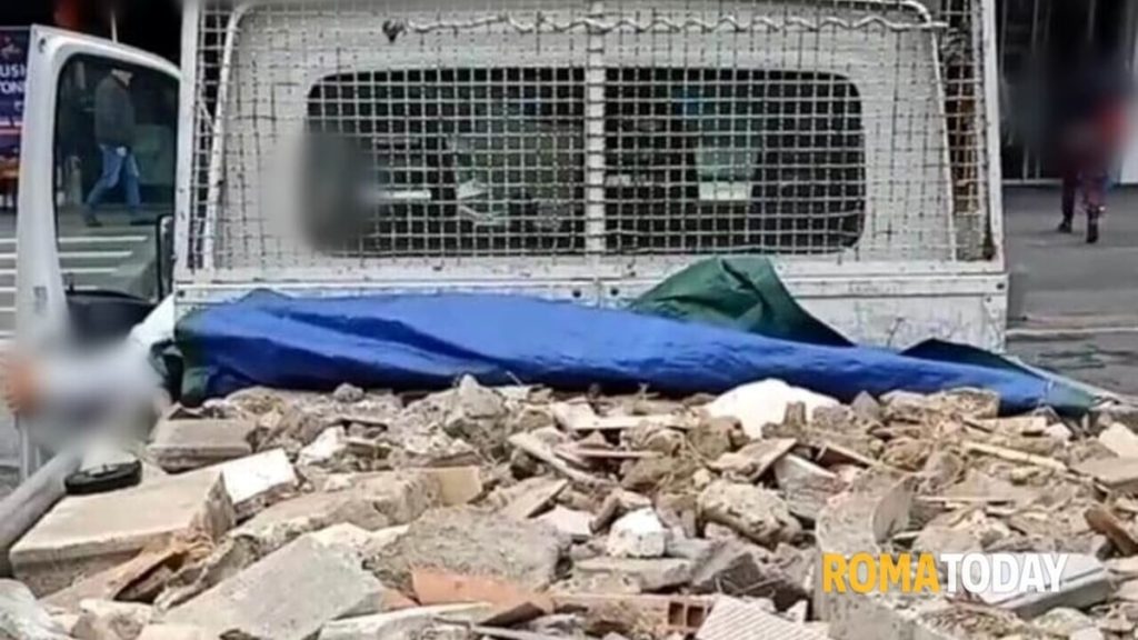 Materassi, calcinacci e reti da tennis, la discarica abusiva di Roma Nord