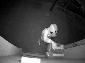 Rubato il defibrillatore installato dal gruppo della protezione civile: le telecamere riprendono il ladro