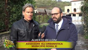 Nel magazzino abbandonato il tetto è in eternit: arrivano le telecamere di Striscia la Notizia