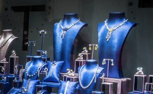 Colpo grosso in gioielleria: ladri scappano con la cassaforte. Bottino da 100mila euro