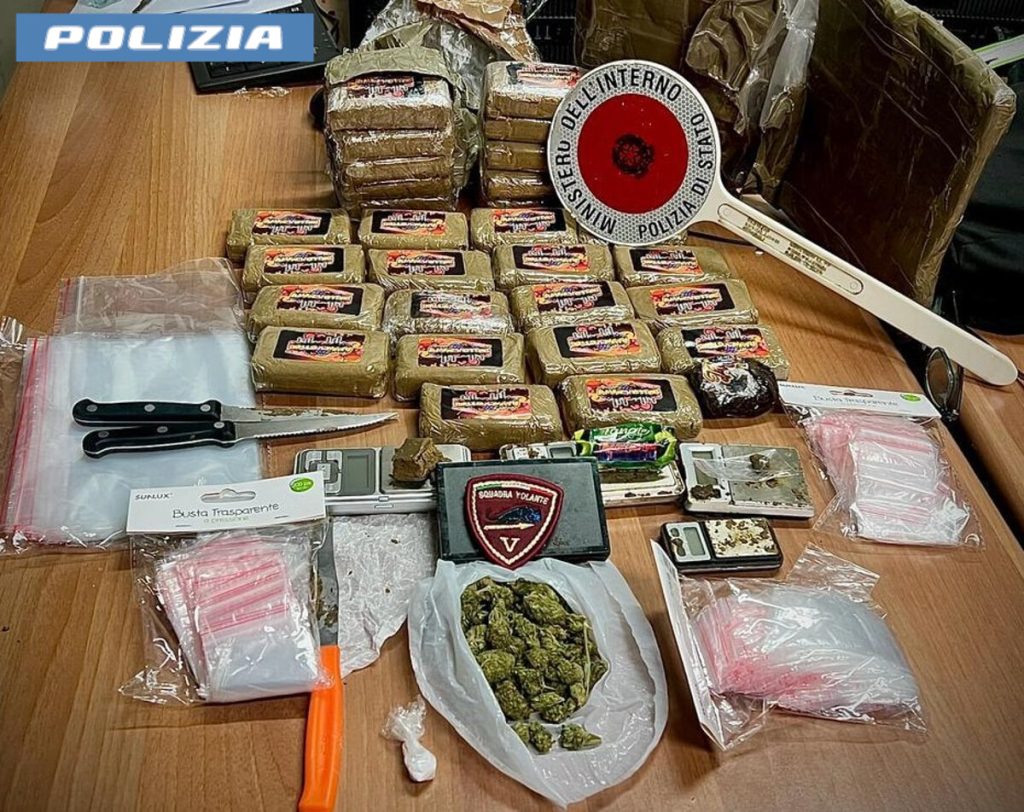 Tre chili di hashish in frigorifero, 22enne nei guai