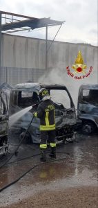 Incendio ad Ariccia, a fuoco alcuni mezzi della nettezza urbana