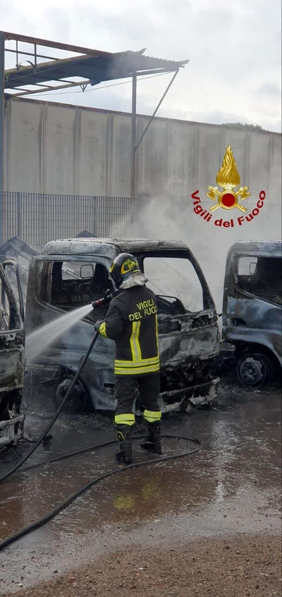Incendio ad Ariccia, a fuoco alcuni mezzi della nettezza urbana