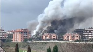 VIDEO | Incendio a Mezzocammino, due pompieri feriti