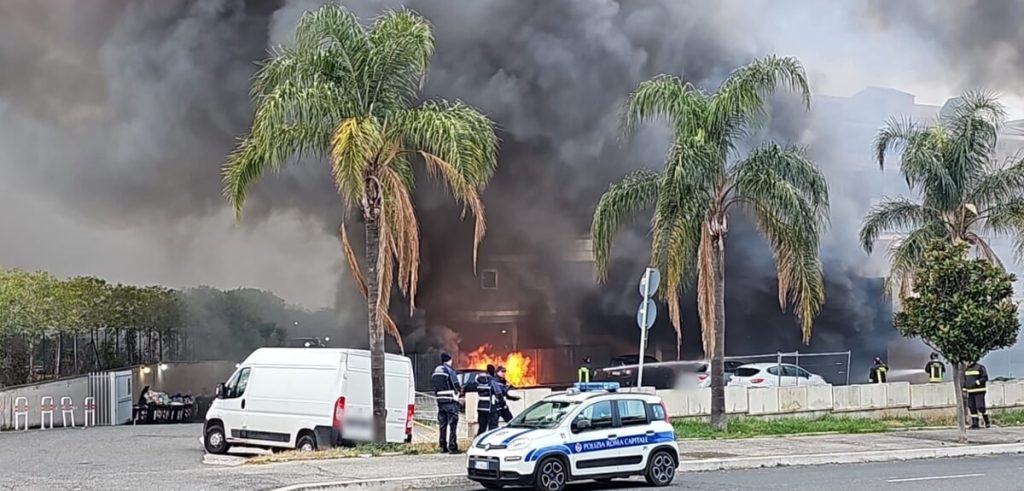 Incendio a Mezzocammino, fiamme nel garage diventato discarica: fumo nero nel quartiere