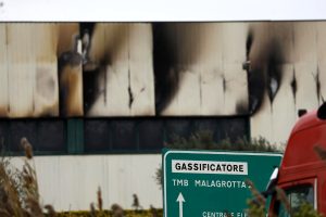 Incendio Malagrotta, tra le ipotesi anche il dolo. Roma a caccia di sbocchi per evitare l'emergenza rifiuti