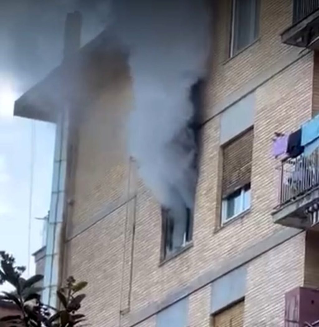 Incendio a Casal Bruciato, fiamme in un appartamento: evacuato palazzo