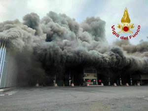 Incendio a Malagrotta, Gualtieri ferma le attività all'aperto a Roma est