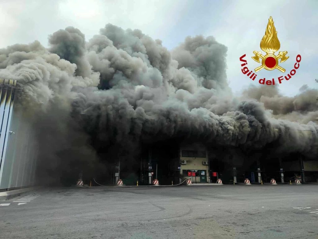 Incendio al Tmb: bruciano i rifiuti nell'impianto di Malagrotta