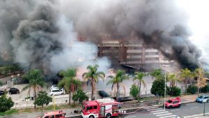 Maxi rogo a Mezzocammino, 10 anni di rimpalli e il garage abbandonato è diventato un inferno di fuoco
