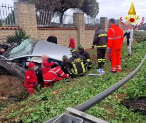 Incidente via Aurelia: finiscono con l'auto nel canale, gravi marito e moglie