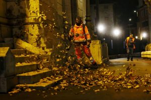 Piano foglie, Ama all'opera in notturna sul Lungotevere