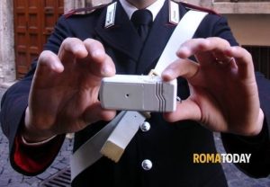 Con dissuasore di frequenze eliminano l'antifurto e rubano smartphone da taxi in sosta