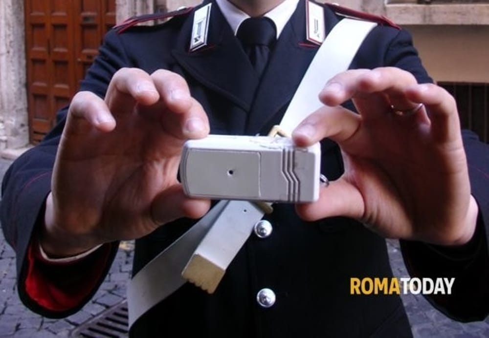 Con dissuasore di frequenze eliminano l'antifurto e rubano smartphone da taxi in sosta